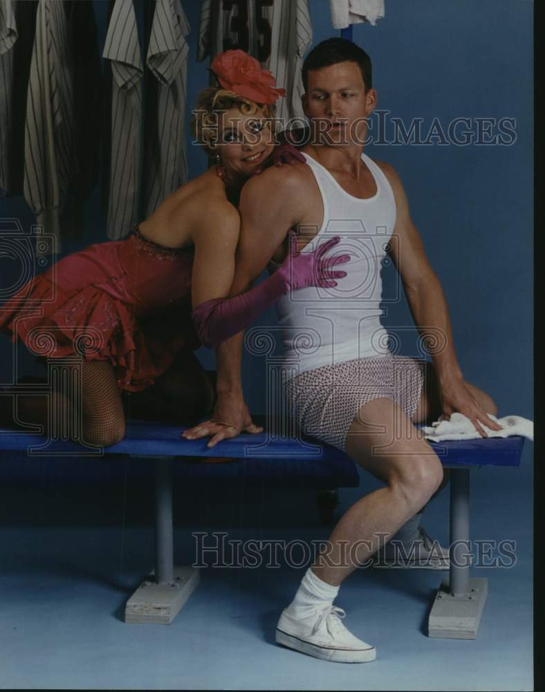 2000 Press Photo Jill Powell, Jarrod Emick - &quot;Whatever Lola Wants&quot; - Houston- Historic Images