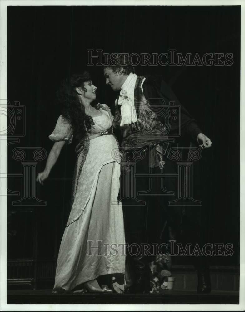 1998 Press Photo Susan Powell, Richard White &quot;Zorro - the Musical&quot; TUTS, Houston- Historic Images