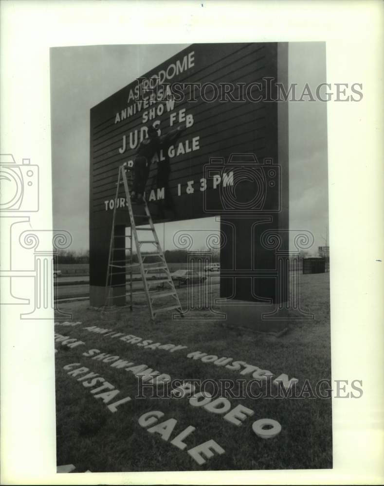 1989 Press Photo Putting up sign for Houston Livestock Show and Rodeo- Historic Images