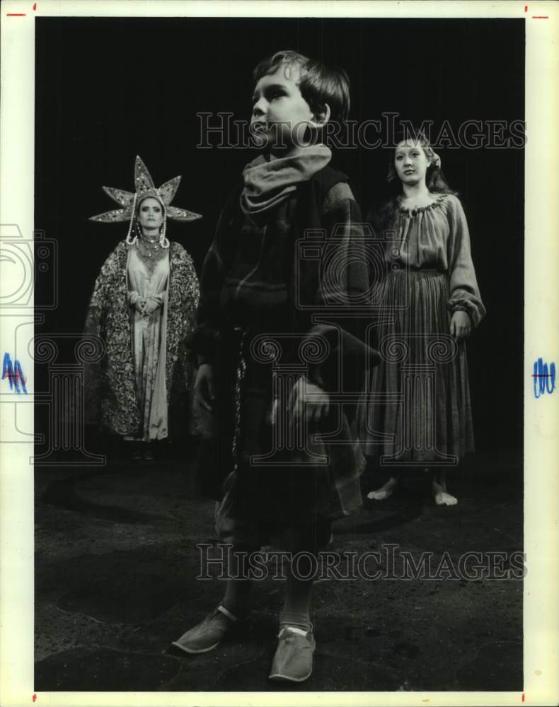 1986 Press Photo Scene from University of Houston's "Caucasian Chalk Circle"- Historic Images