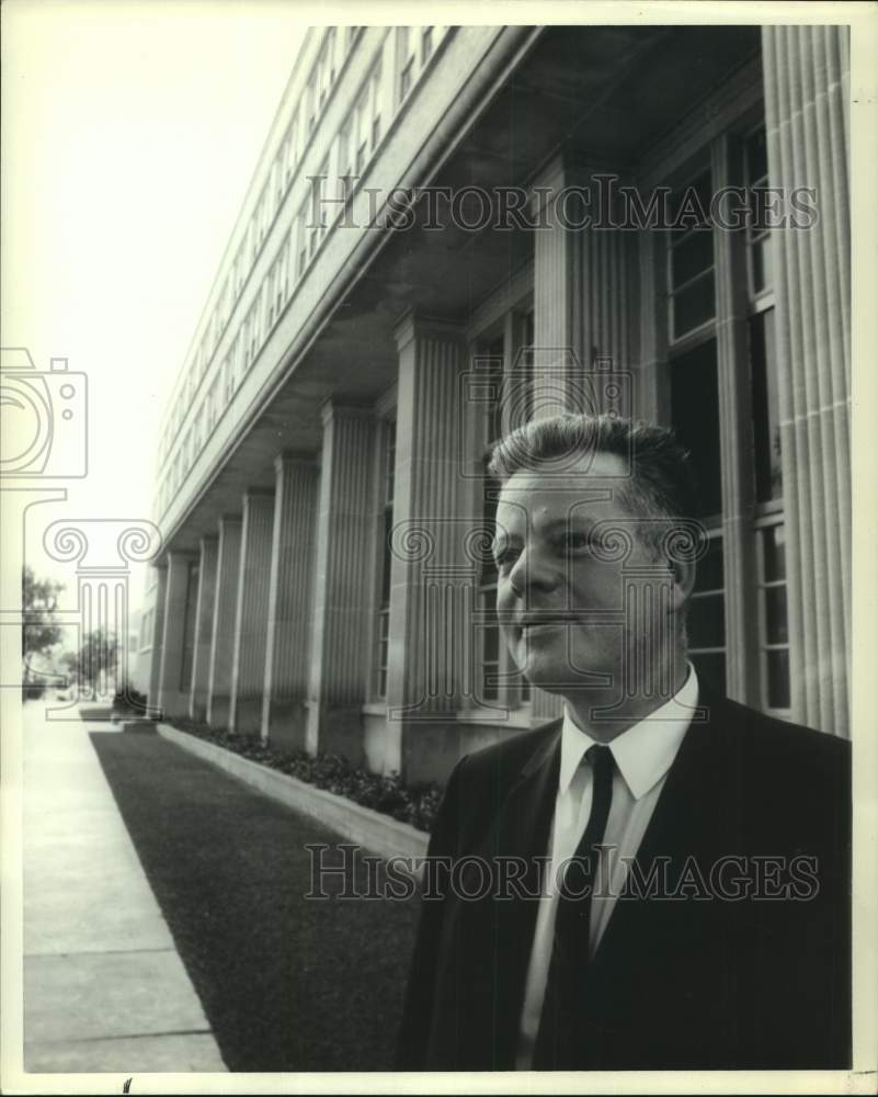 1962 Press Photo Official outside Texas University Medical Branch - hca62540