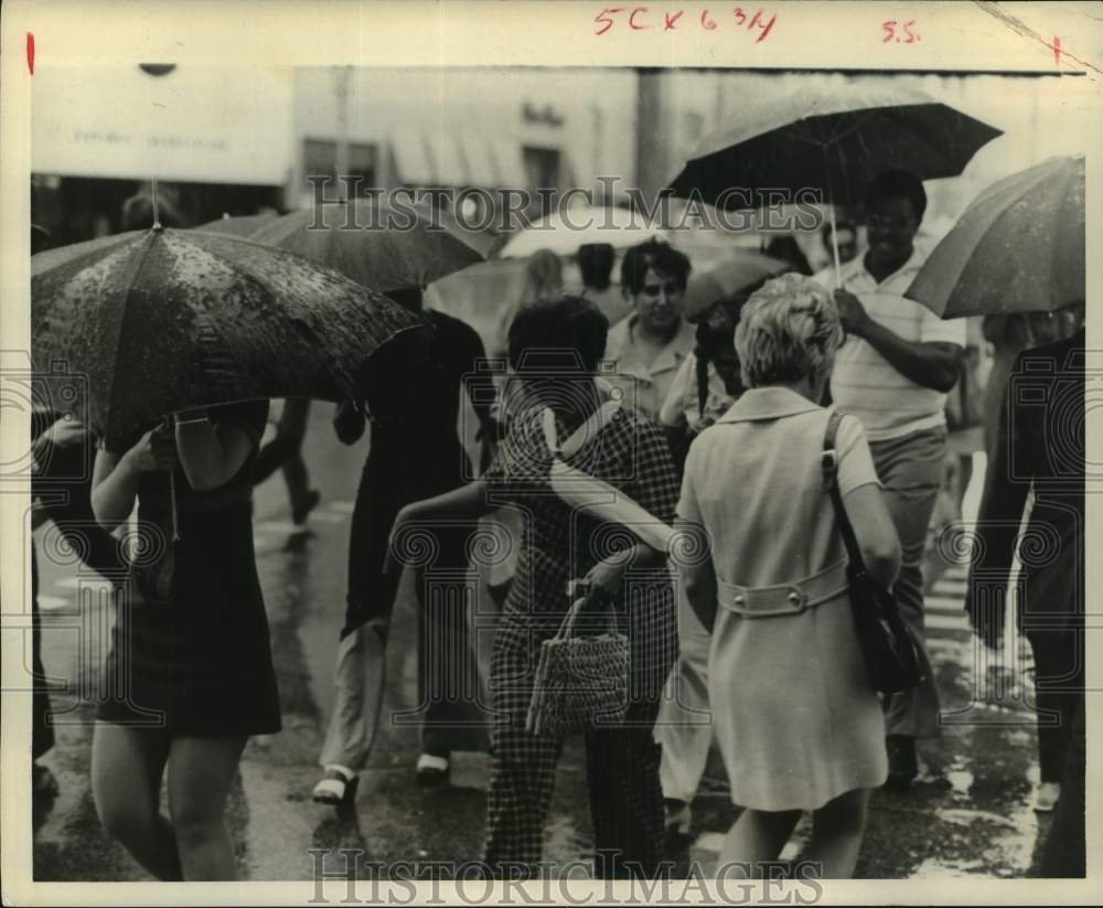 1971 Press Photo Pedestrians hurry to get out of heavy rains in downtown Houston