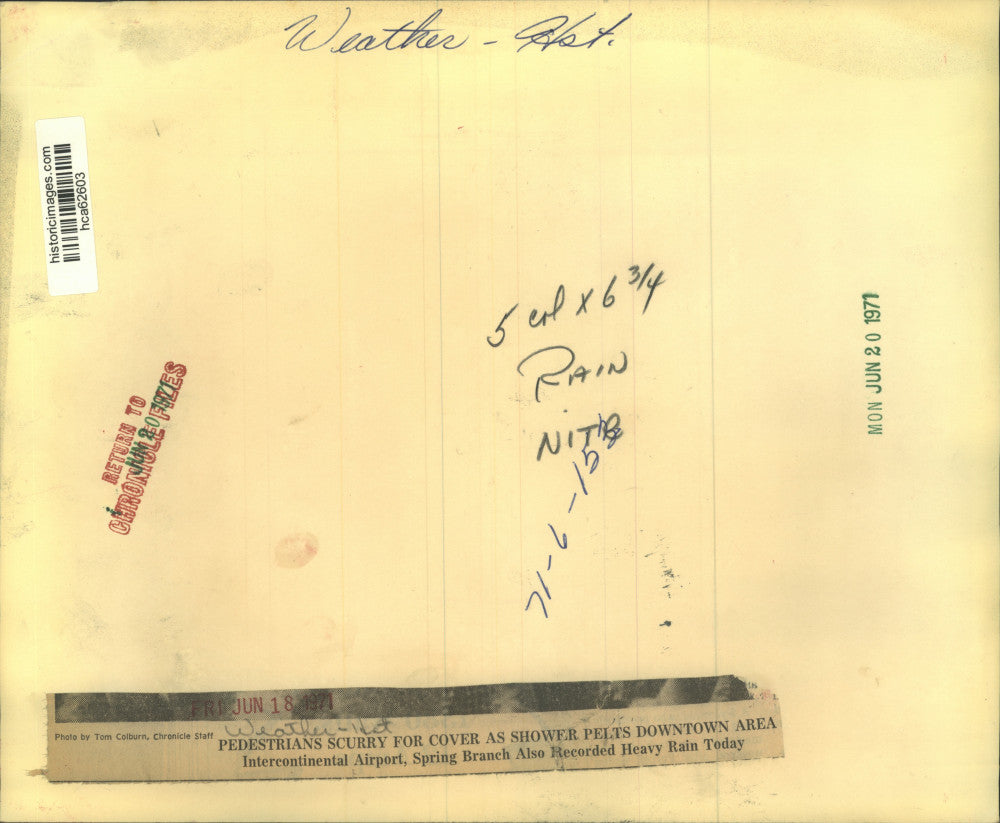 1971 Press Photo Pedestrians hurry to get out of heavy rains in downtown Houston