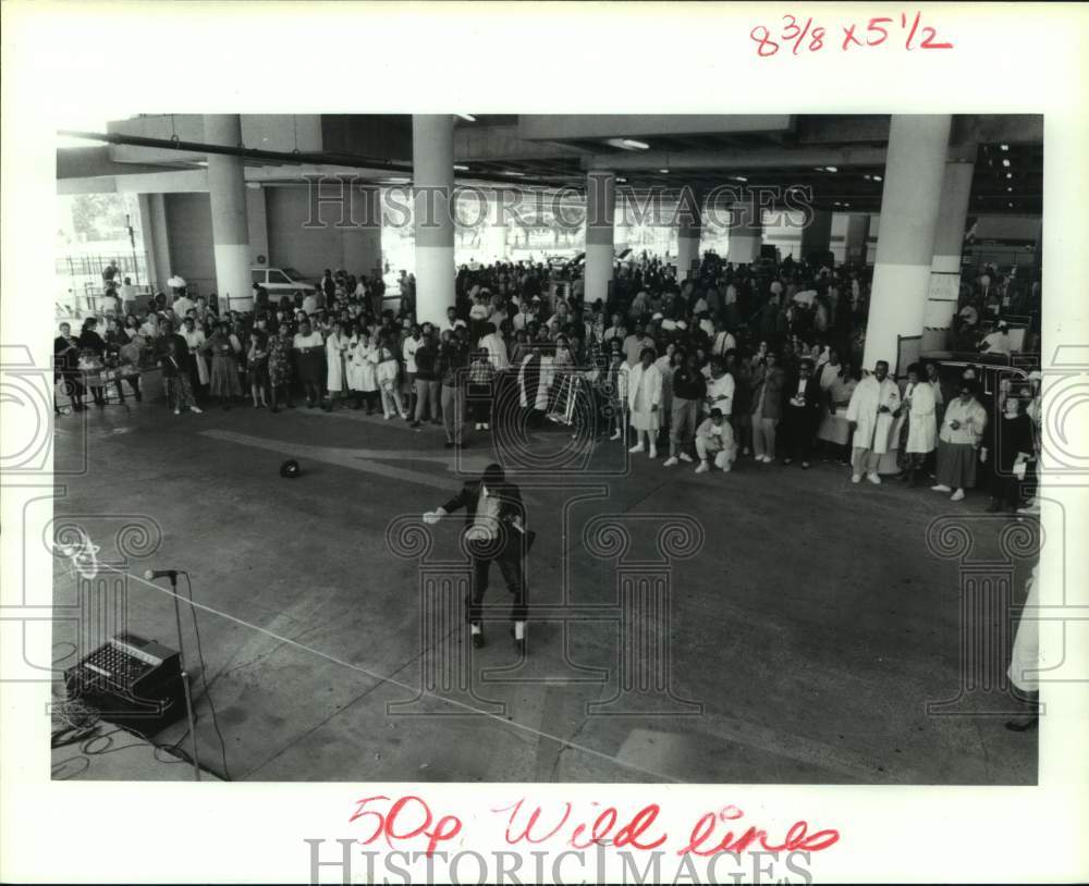 1992 Press Photo Jerry Wesby Performs for United Way Donation Drive, Houston, TX- Historic Images