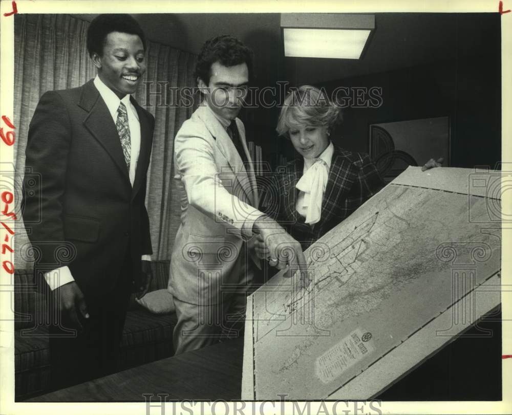 1979 Press Photo Looking at map of Texas Opera Theater tours - hca62823- Historic Images