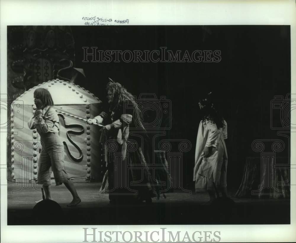 1978 Press Photo Hansel caught in &quot;Hansel and Gretel&quot; - Texas Opera Theater- Historic Images