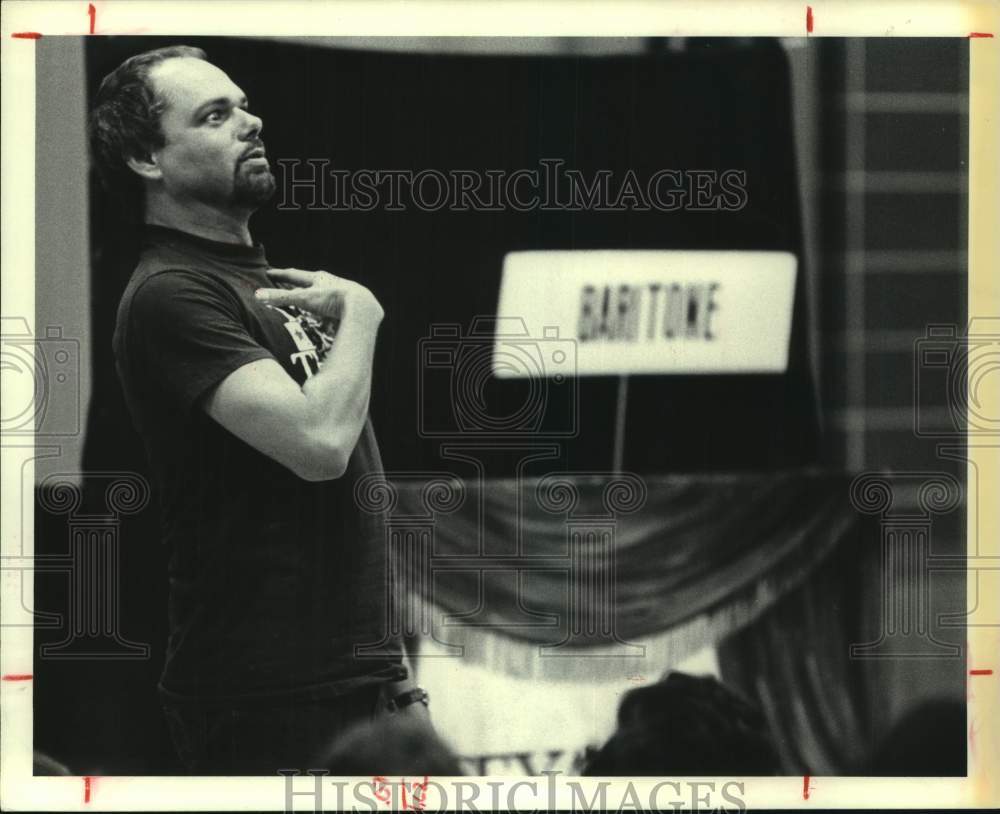 1981 Press Photo Raymond Hickman in &quot;One-Puppet Theater&quot; Galveston&#39;s Morgan Elem- Historic Images