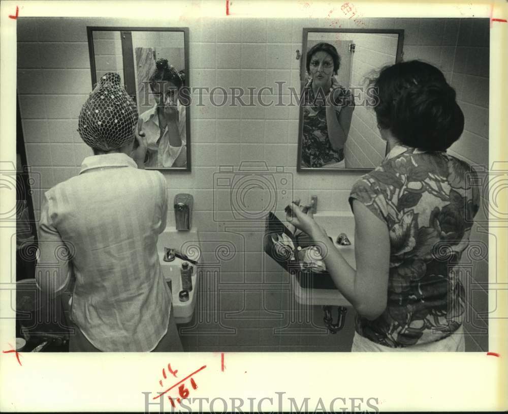 1981 Press Photo Putting on makeup - Texas Opera Theater&#39;s Kathryn Wright- Historic Images