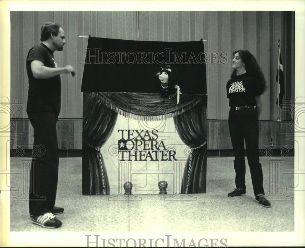 1981 Press Photo Texas Opera Theater&#39;s One-Pig Theater, Ray Hickman, Lynn Yates- Historic Images