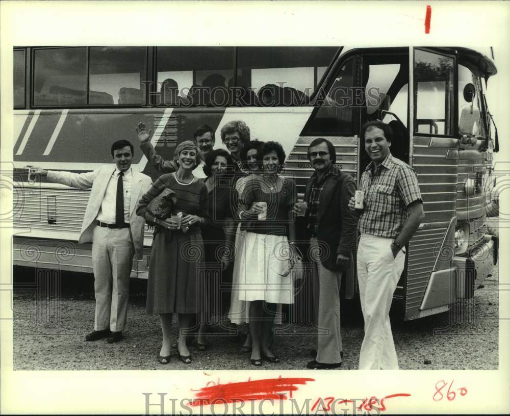 1982 Press Photo Texas Opera Theater Romantic Weekend bus trip - hca62845- Historic Images