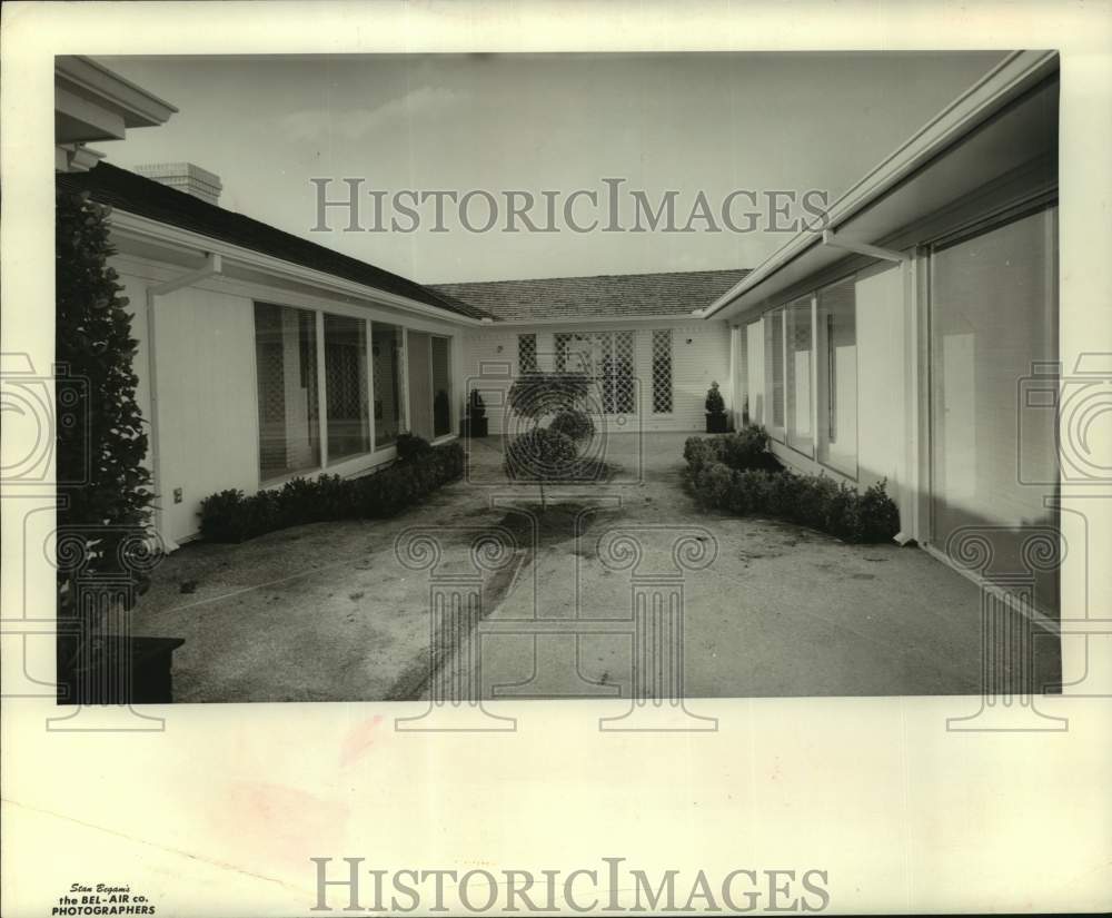 1960 Press Photo Courtyard From "Parade of Homes," Lakewood Boulevard Company