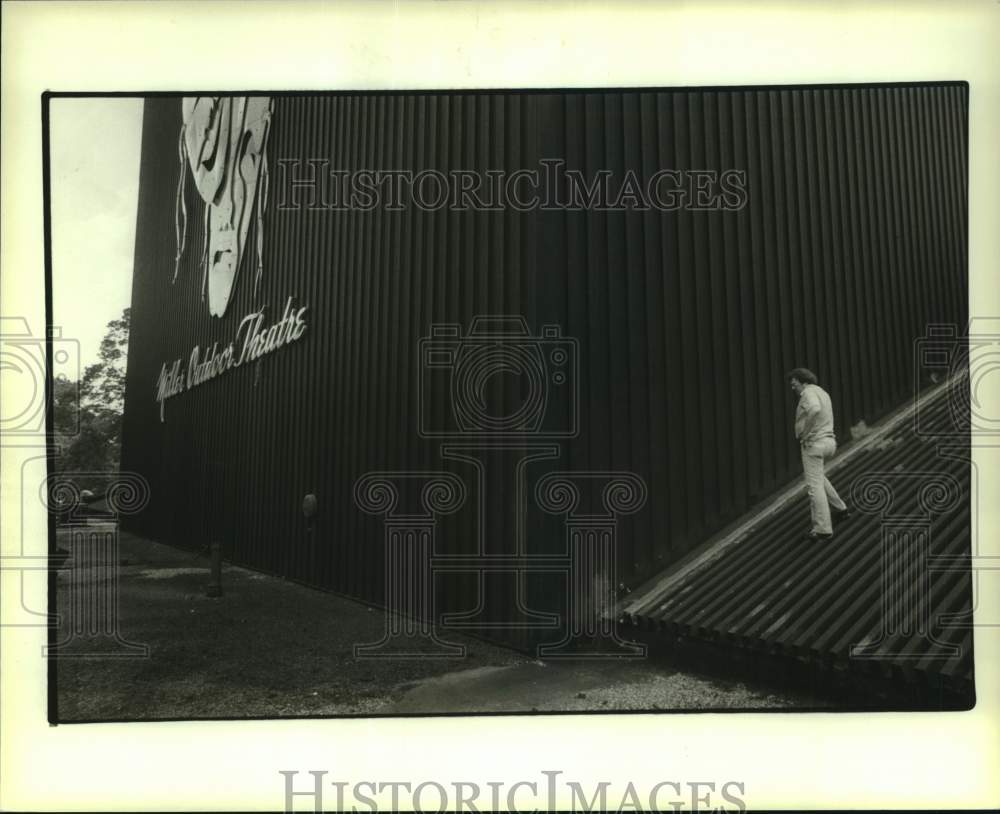 1983 Press Photo Chuck Hover, stage manager of Miller Outdoor Theater, Houston- Historic Images