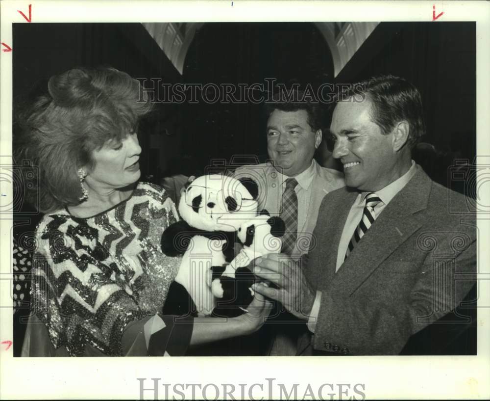 1987 Press Photo Travelers Pet Pandas at Houston Grand Opera&#39;s &quot;Nixon in China&quot;- Historic Images