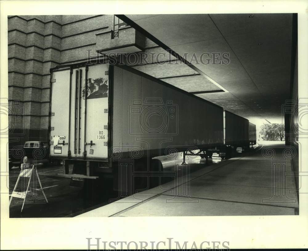 1987 Press Photo Tractor Trailers Parked at Wortham Theater, Houston Grand Opera- Historic Images