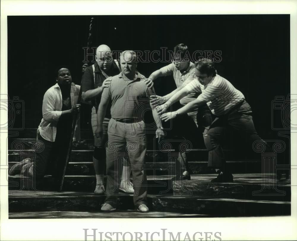 1987 Press Photo Scene with Vladimir Popov from Houston Grand Opera's "Turandot"- Historic Images