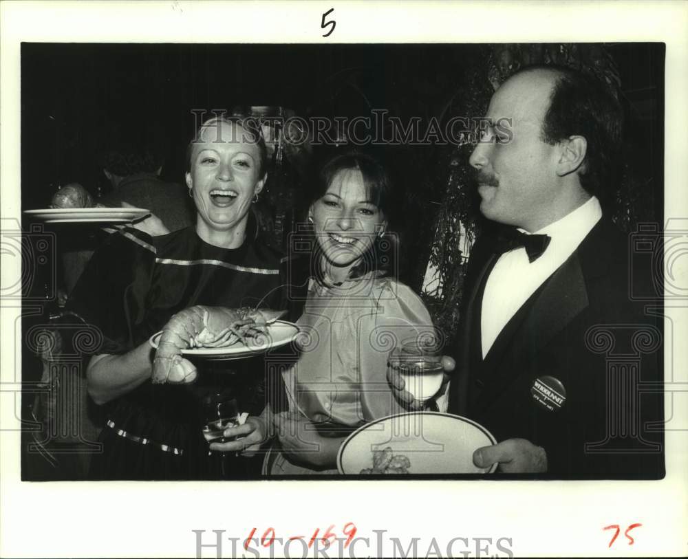 1982 Press Photo HGO's Nancy Turbeville with Linda and J.J. Finkelstein, Houston- Historic Images