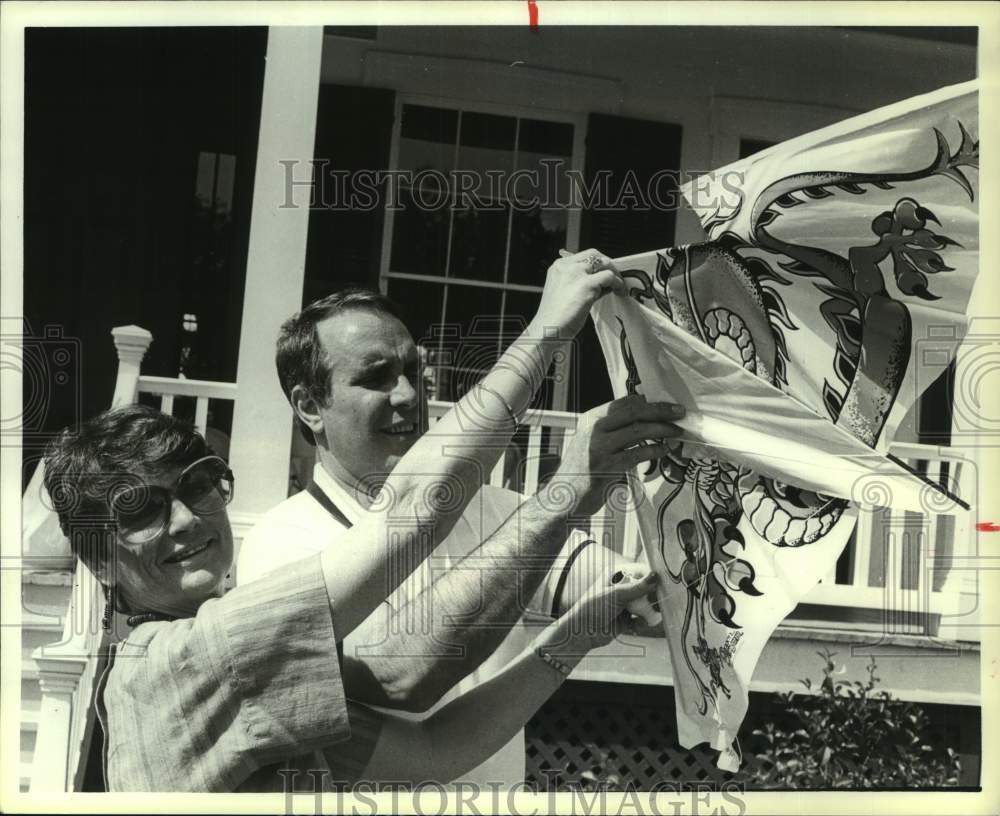 1985 Press Photo Singers Al and Mary Jane Ely Fly a Kite of Houston Grand Opera- Historic Images