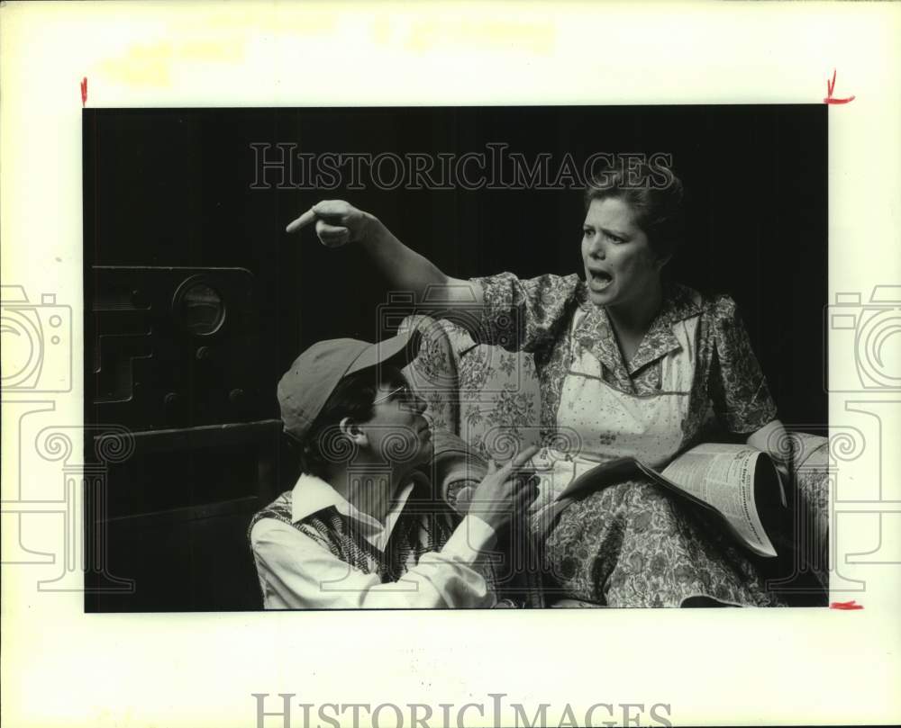 1988 Press Photo Scene from UH's production of "Brighton Beach Memoirs" in TX- Historic Images