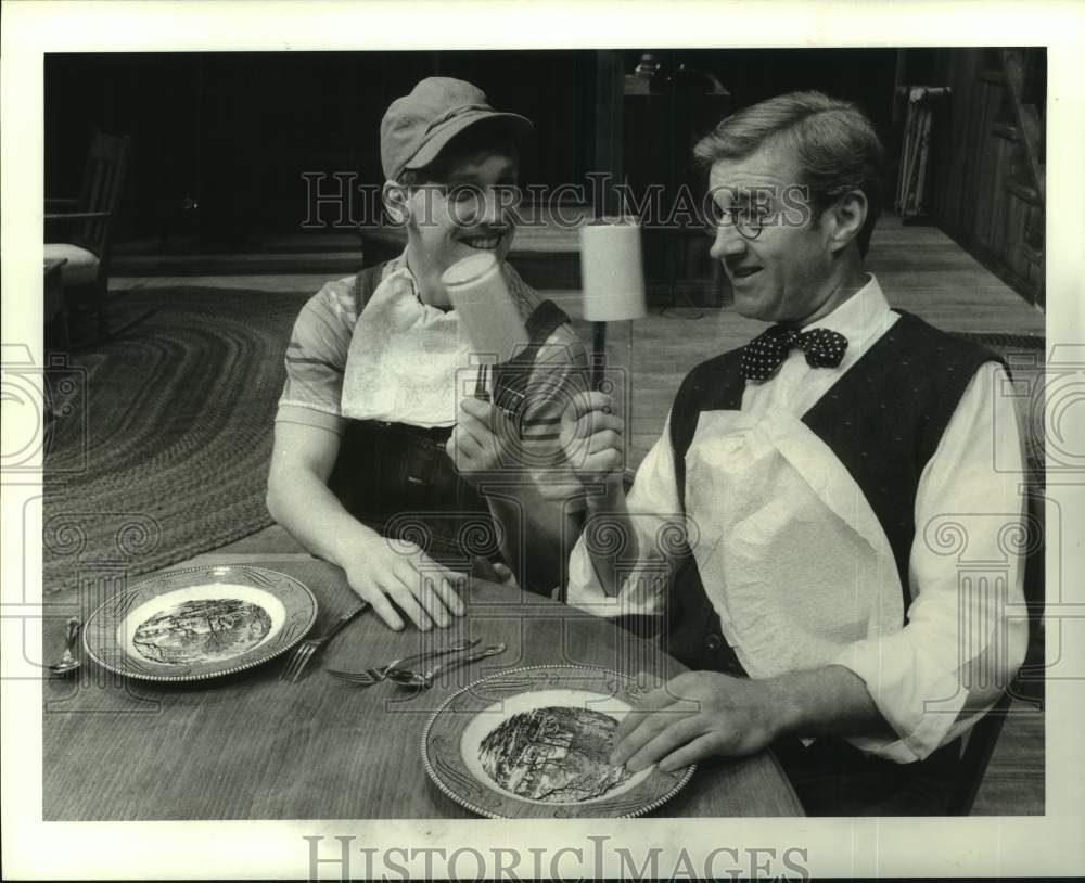 1986 Press Photo Jeff Bennett, Richard Brown twirl glasses on forks Alley Theate- Historic Images