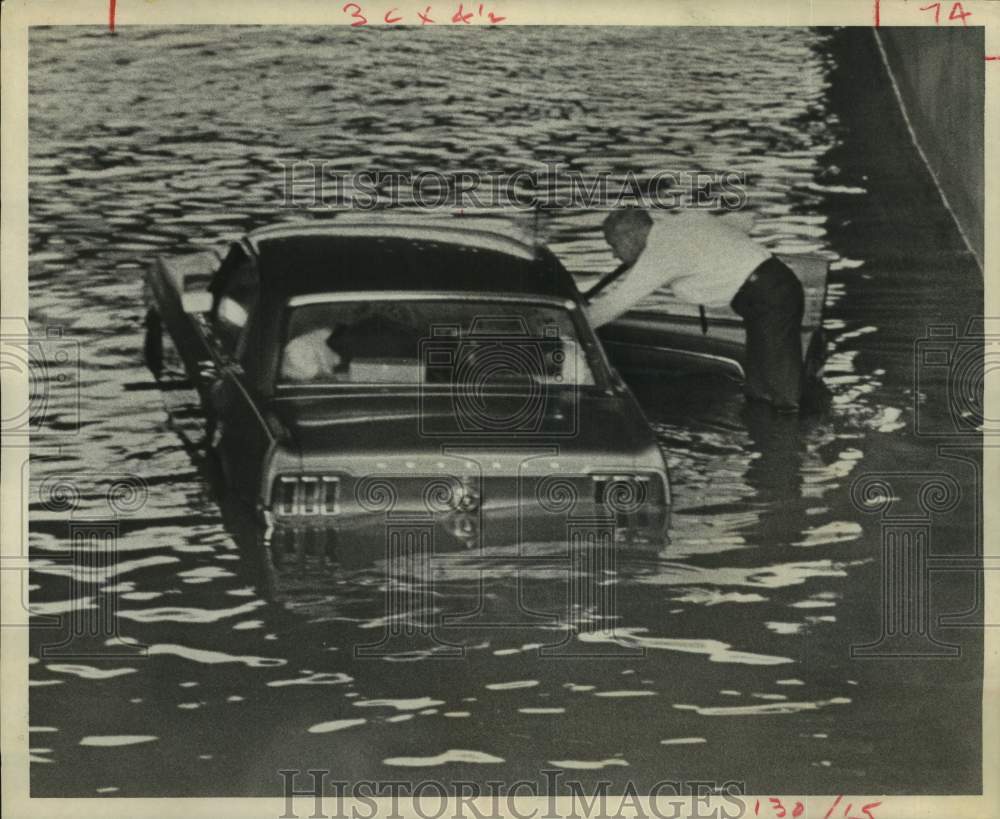 1968 Press Photo Motorist leaves his flooded car at Montrose in Houston- Historic Images