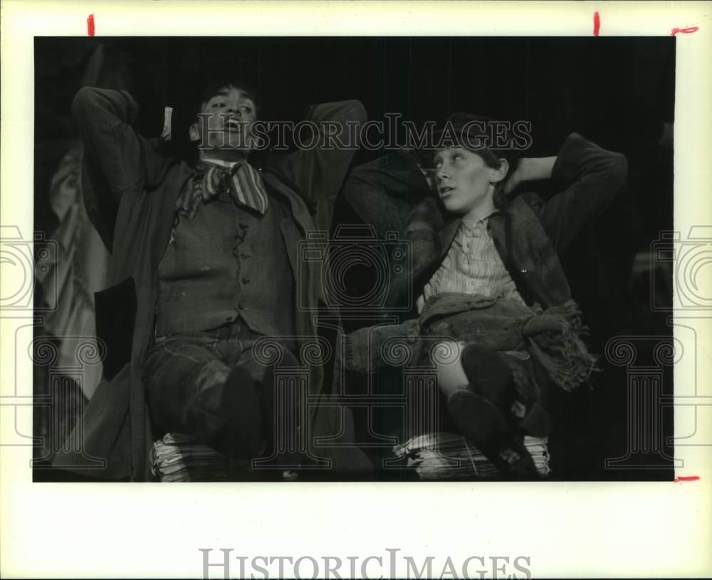 1988 Press Photo Richard Wojnowsky, Neville Buchan in "Oliver!" by Houston TUTS- Historic Images