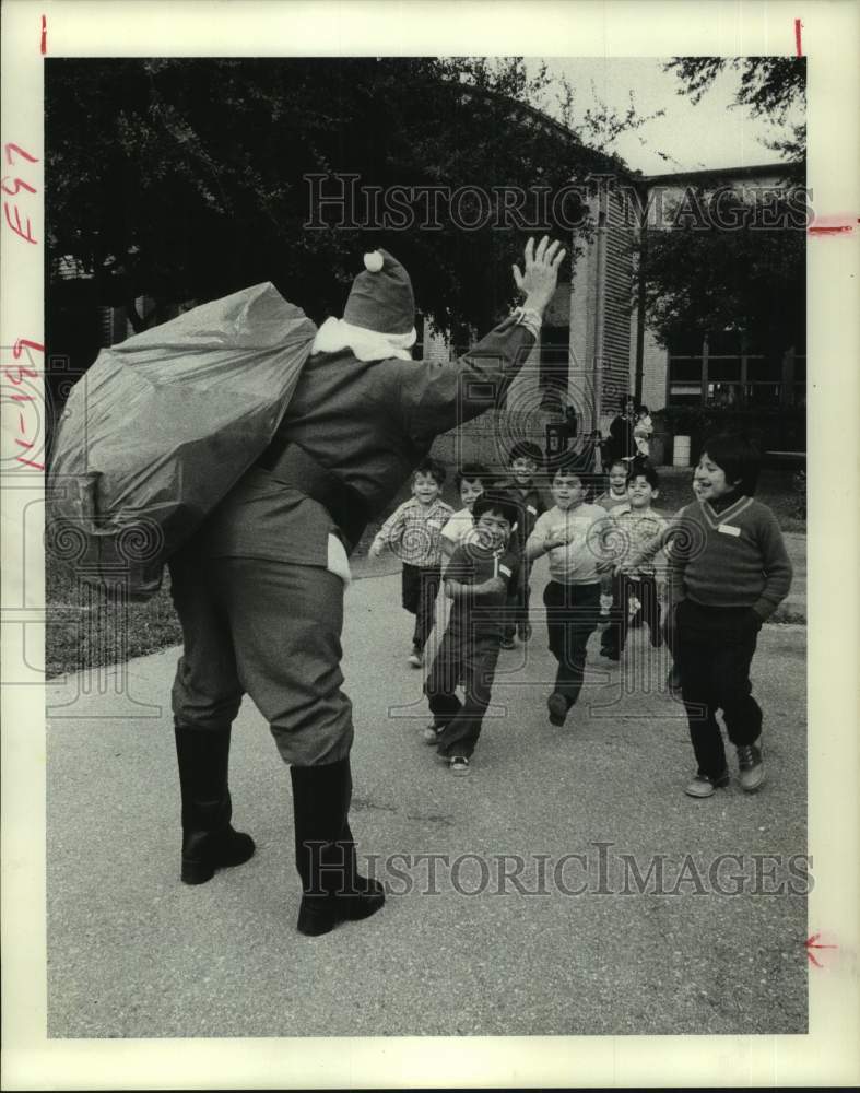 1975 Press Photo Santa arrives with gifts at Ripley House in Houston, Texas