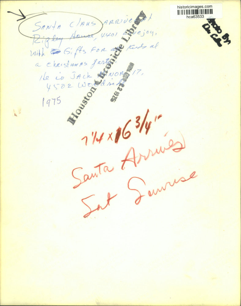 1975 Press Photo Santa arrives with gifts at Ripley House in Houston, Texas