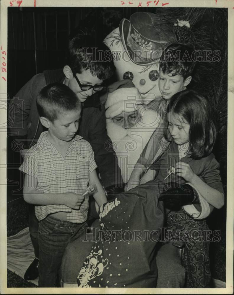 1969 Press Photo B. F. Willis is Santa Claus to Wood Forest children - hca63535