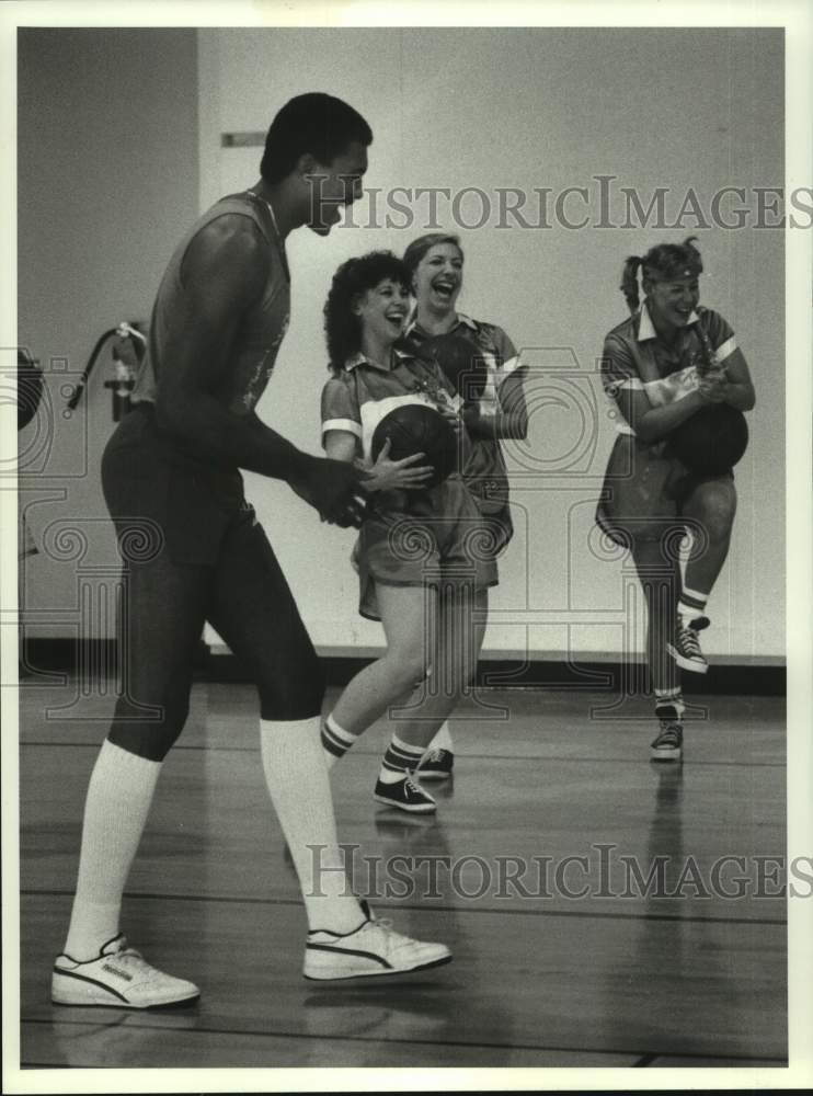 1987 Press Photo Houston Rockets&#39; Guard Teaches Cast of &quot;Shooting Stars&quot;, Texas- Historic Images