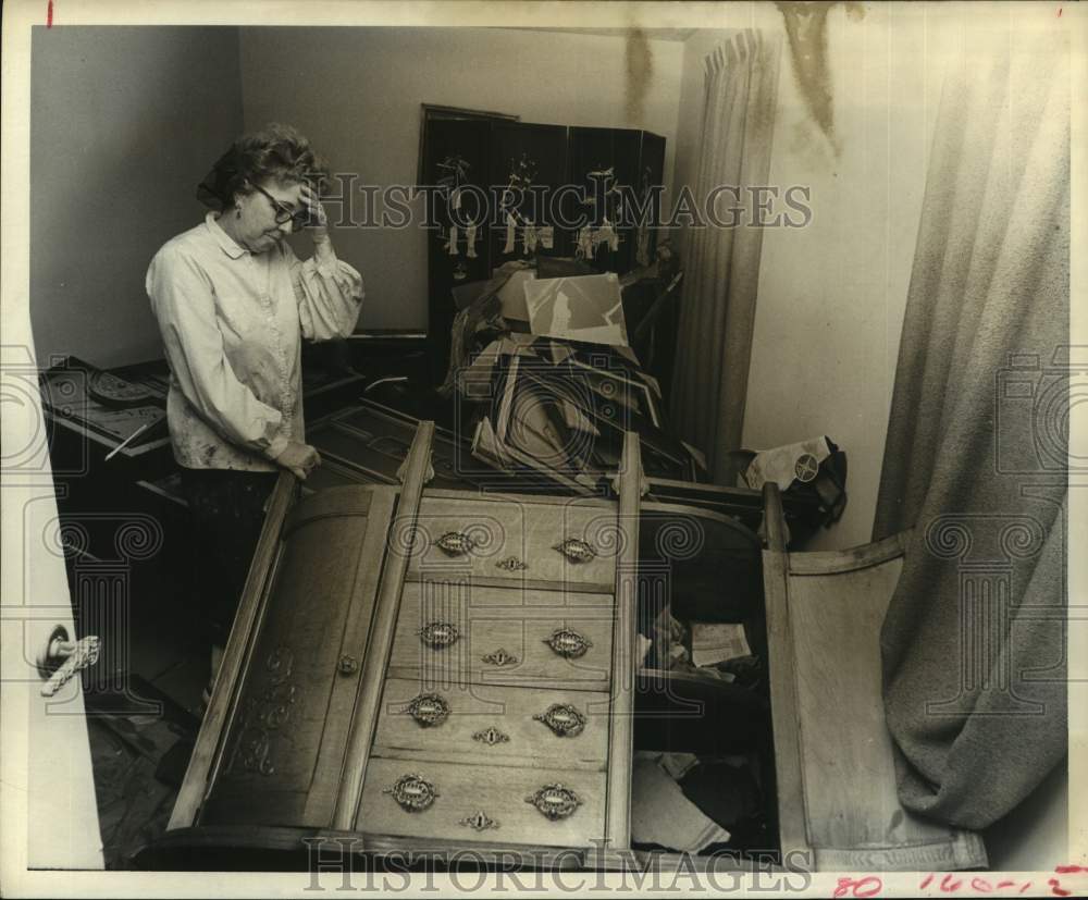 1973 Press Photo Mrs. Seamon Womack Sees Flood Damaged Home, Texas - hca63697