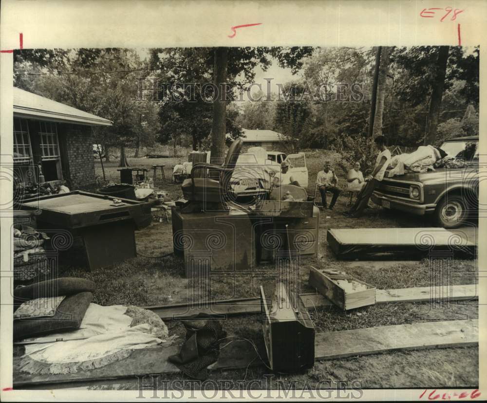 1973 Press Photo Benny Millers&#39; Rest After Cleaning Flood Damaged Items, Texas- Historic Images