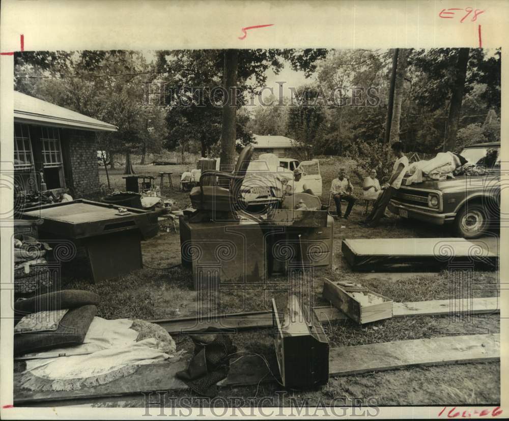 1973 Press Photo Benny Millers' Rest After Cleaning Flood Damaged Items, Texas- Historic Images