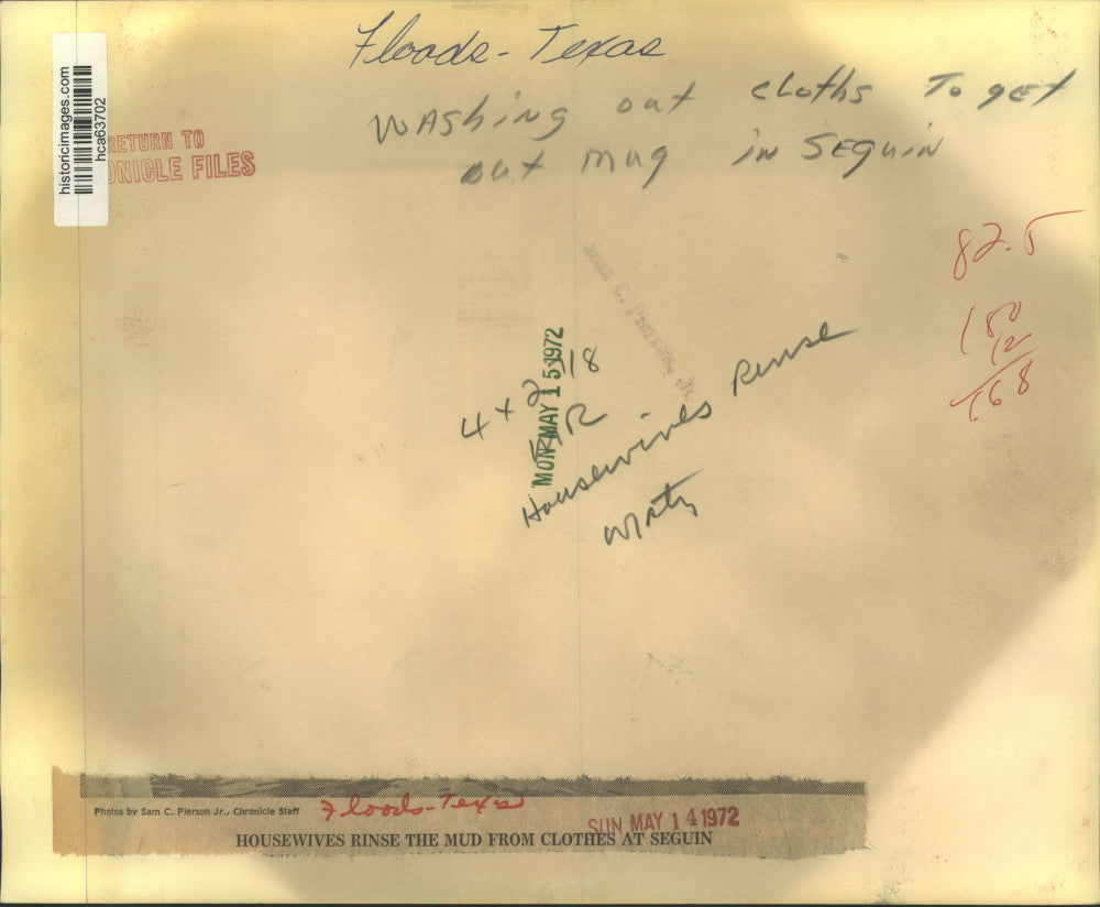 1972 Press Photo Women rinse mud from clothes in flood water - Sequin, Texas