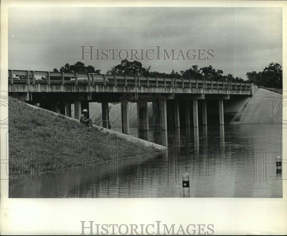 1968 Press Photo Man fishes in flooded San Jacinto River at Highway 75 - Texas- Historic Images