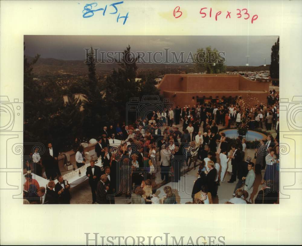 1991 Press Photo Patrons have drinks on Santa Fe Opera terrace - New Mexico- Historic Images