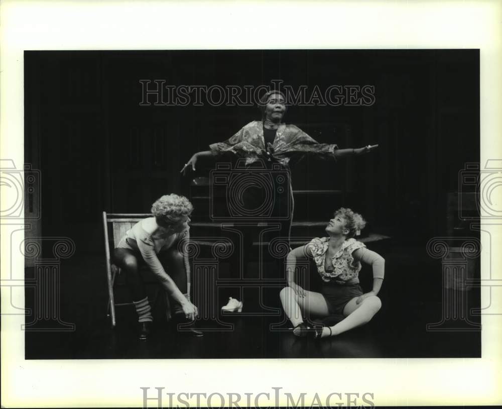 1987 Press Photo Actors In "Stepping Out" Play At the Nina Vance Alley Theater- Historic Images