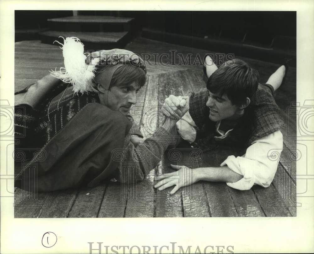 1988 Press Photo Nina Vance Alley Theater production scene; arm-wrestling- Historic Images