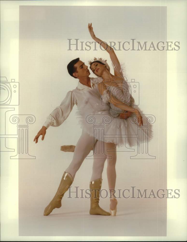 2003 Press Photo Mireille Hassenboehler &amp; Phillip Broomhead, Swan Lake, Houston- Historic Images