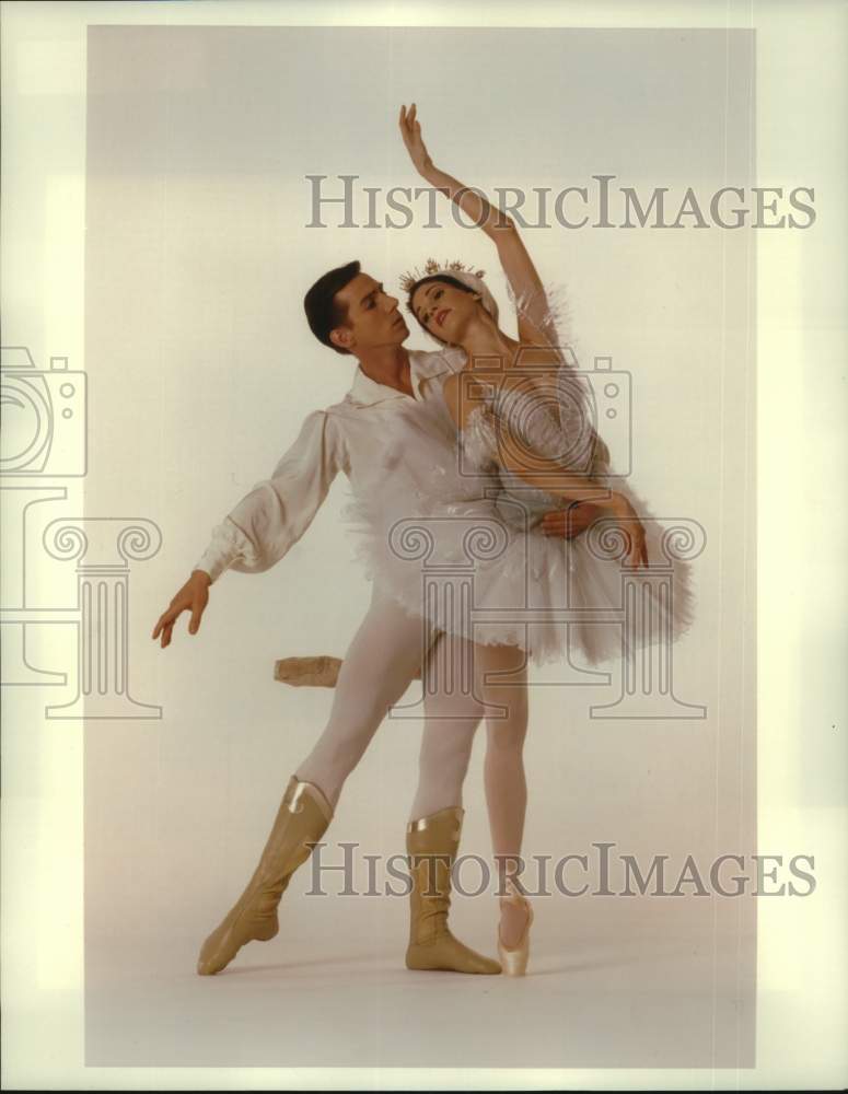 2003 Press Photo Mireille Hassenboehler & Phillip Broomhead, Swan Lake, Houston- Historic Images