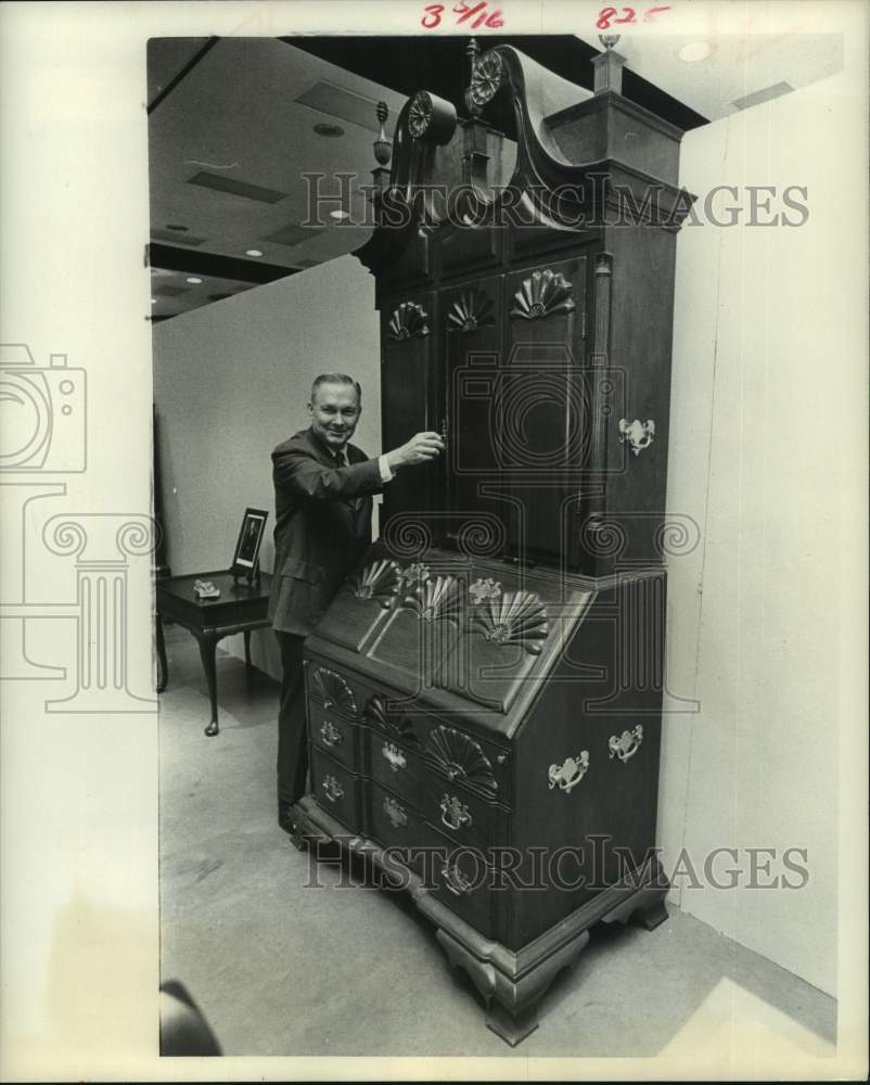 1974 Press Photo Dick Hoskins' 18th century secretary adaptation - Houston show