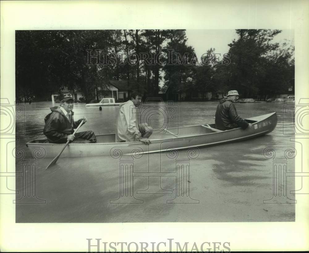 1984 Press Photo Men row boat through Inverness streets - Houston flooding