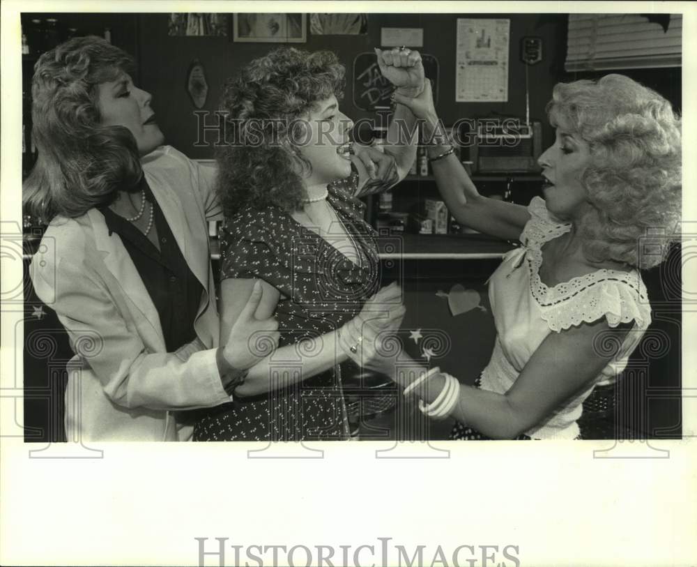 1984 Press Photo Tana Morris, Susan Lee &amp; Lexia Hogg at Theater Suburbia Houston- Historic Images