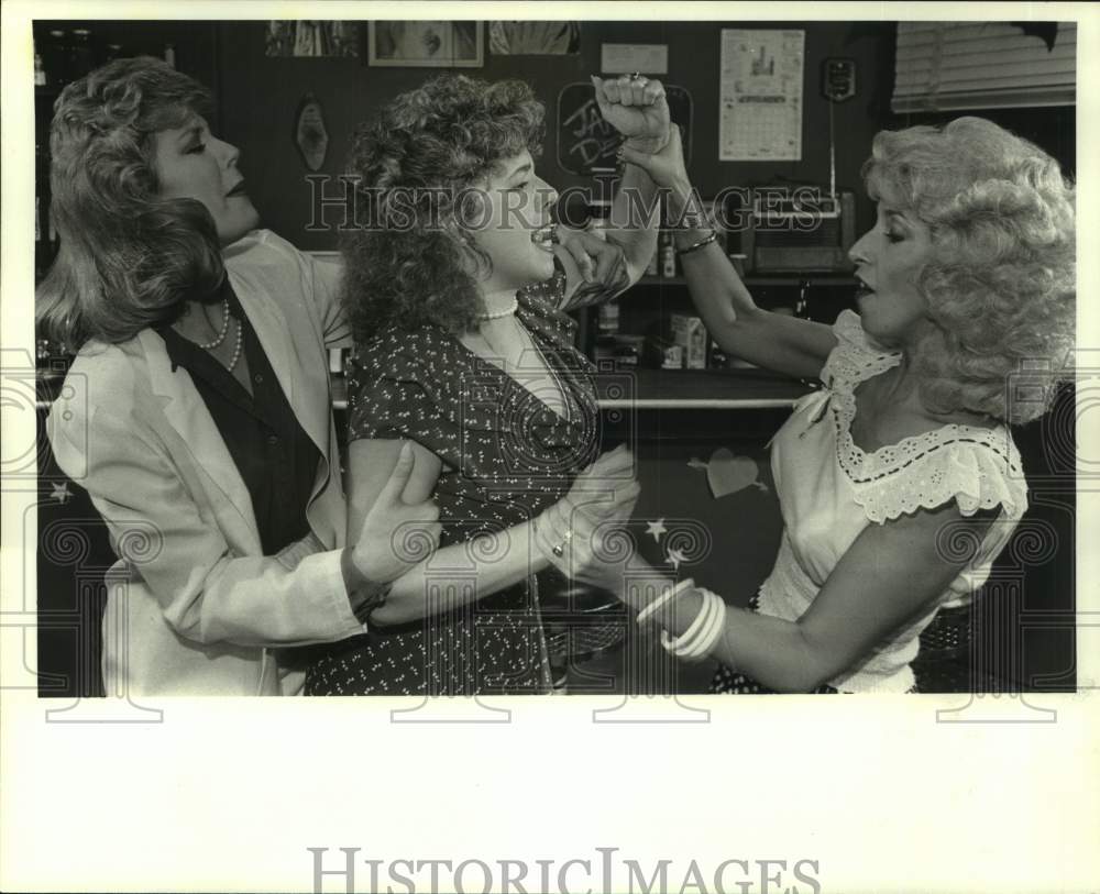 1984 Press Photo Tana Morris, Susan Lee & Lexia Hogg at Theater Suburbia Houston- Historic Images