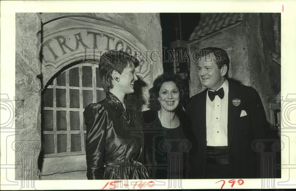 1982 Press Photo Edward Gregg Wallace with His Party Guests at Jones Hall- Historic Images