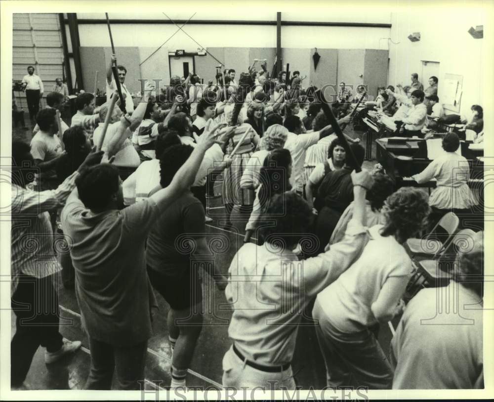 1986 Press Photo Houston Grand Opera Chorus Rehearsal for &quot;Boris Godunov&quot;- Historic Images