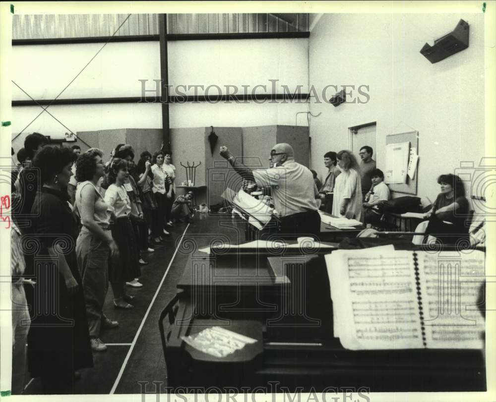 1986 Press Photo Lofti Mansouri Directs Cast in Houston Grand Opera Rehearsal- Historic Images