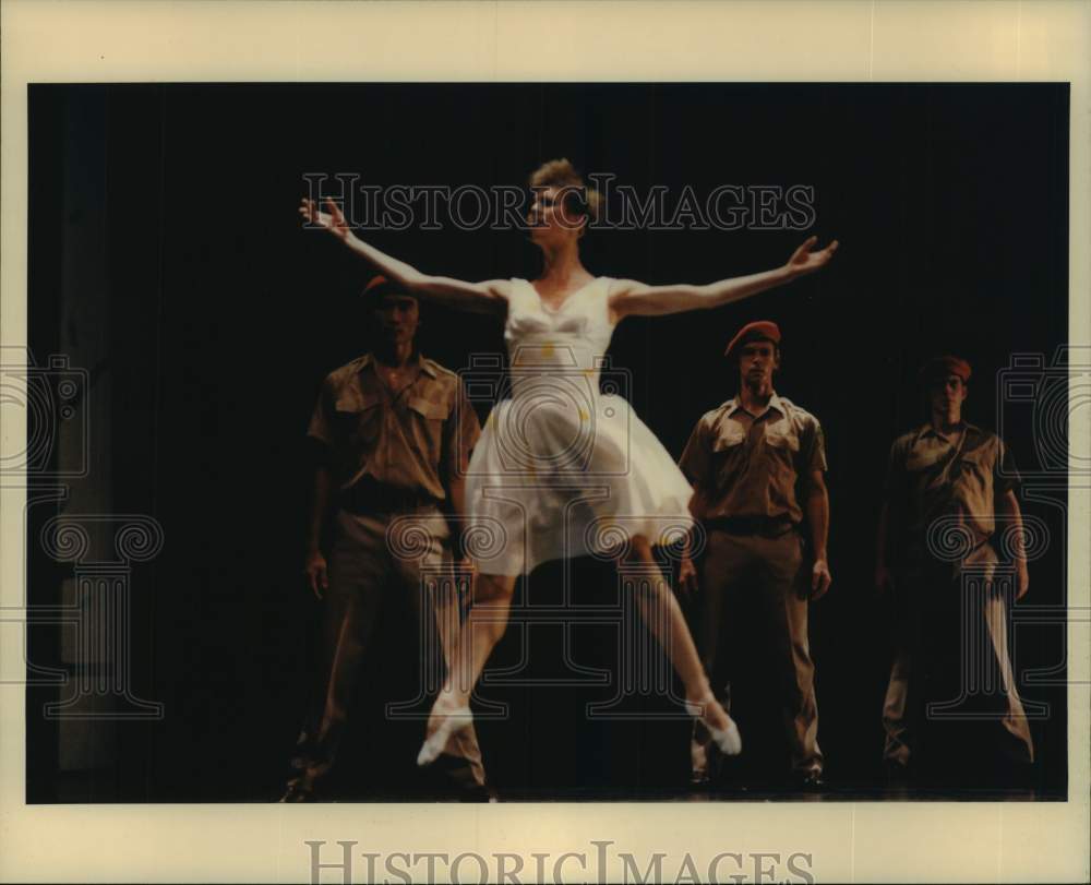 1993 Press Photo Scene from Houston Ballet's "Sunset" with Susan Cummins- Historic Images