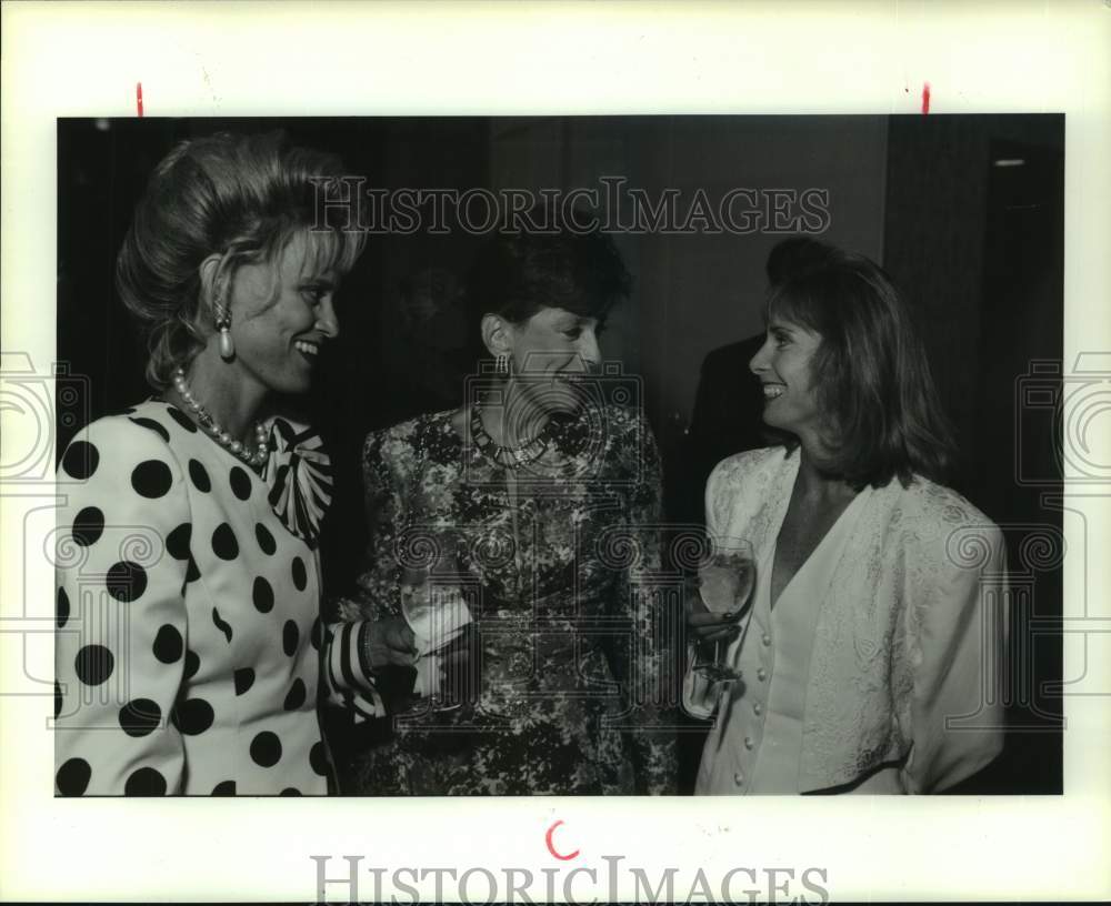 1991 Press Photo Patrons of Houston Ballet at intermission of &quot;Sleeping Beauty&quot;- Historic Images