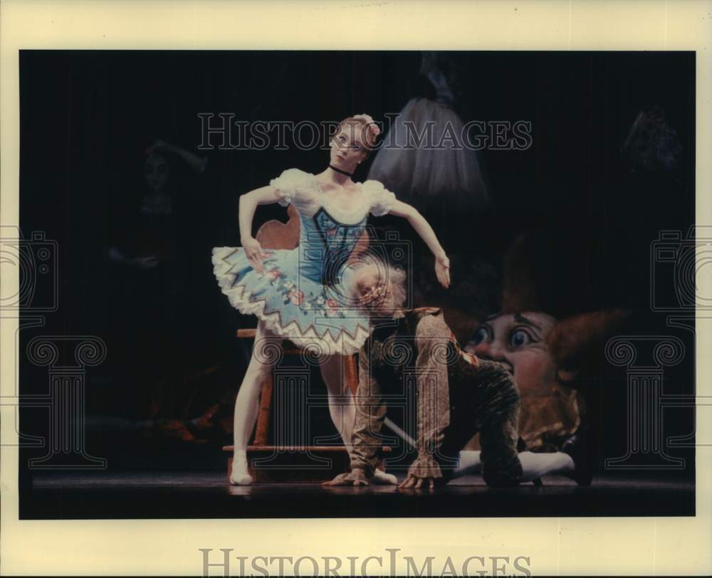 1992 Press Photo Scene from Houston Ballet production of &quot;Coppelia&quot; - hca64202- Historic Images