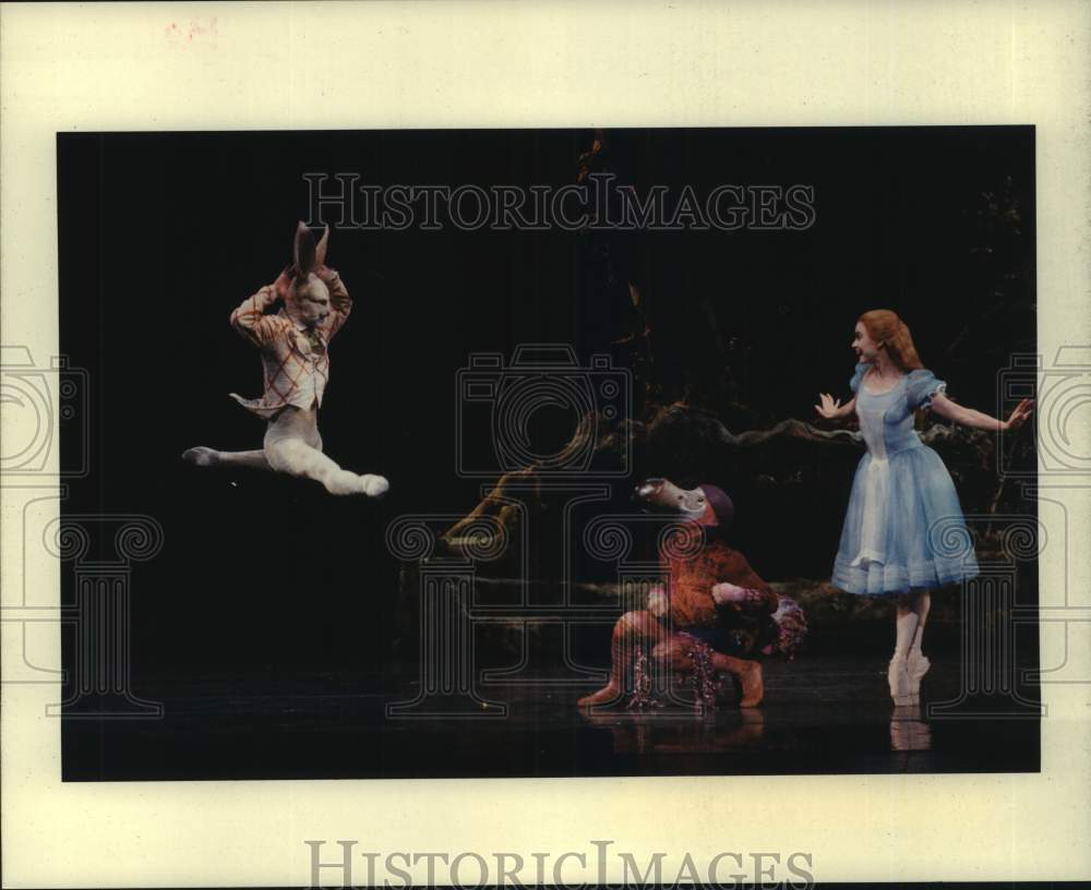 1994 Press Photo Scene from Houston Ballet's "Alice in Wonderland" - hca64243- Historic Images